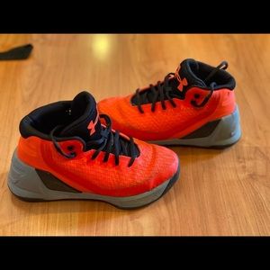 Curry under armour basketball shoes